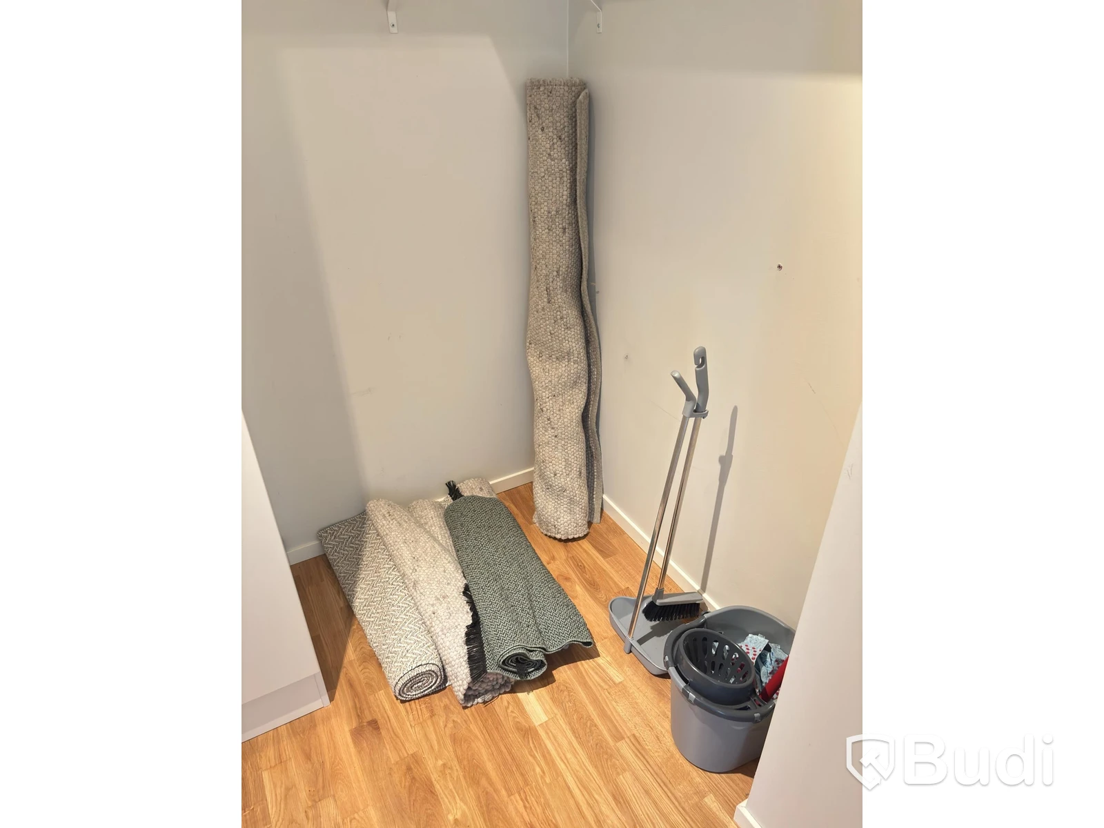 Contents of a fully furnished three-room apartment - see all photos for full contents