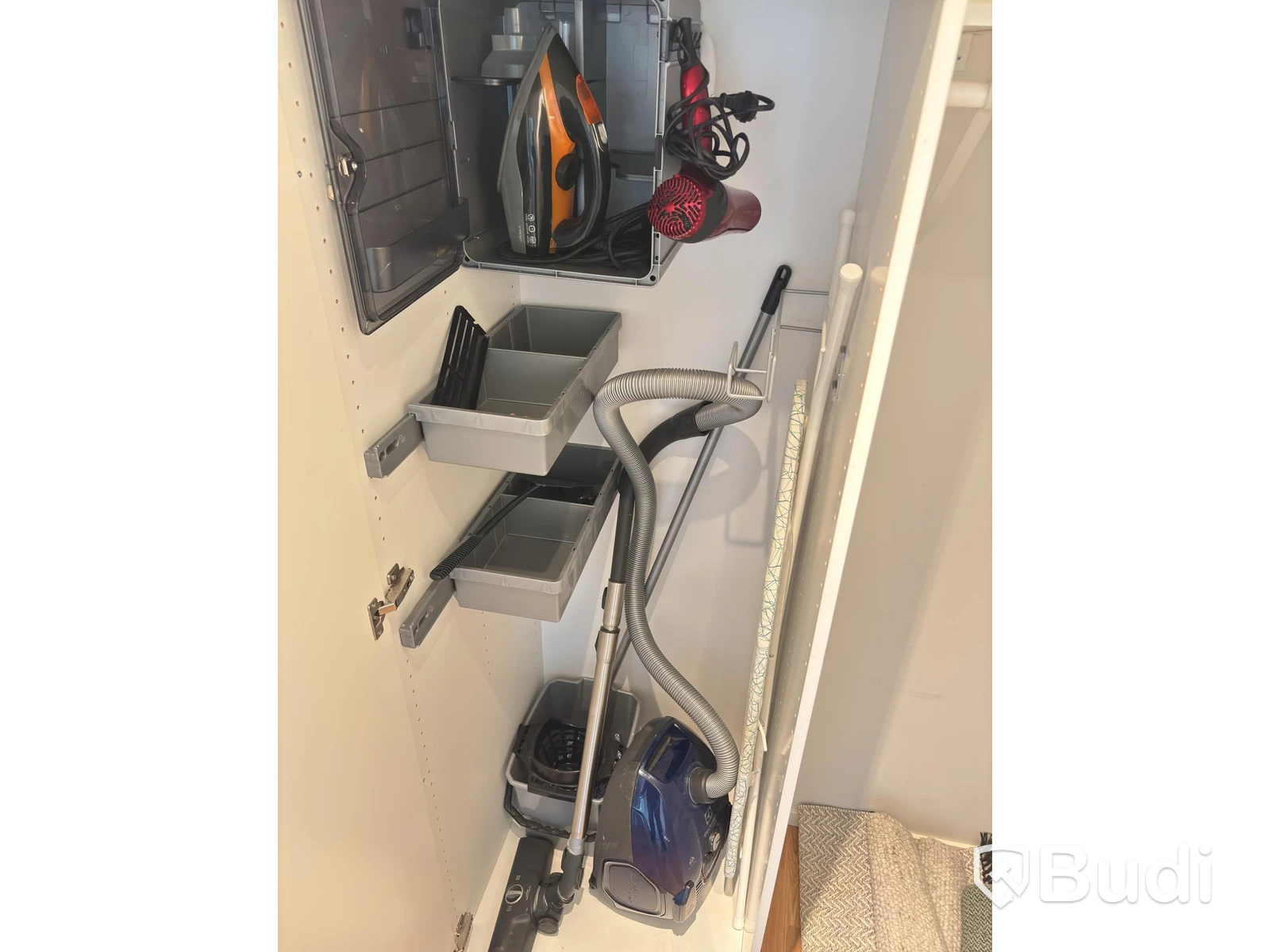 Contents of a fully furnished three-room apartment - see all photos for full contents