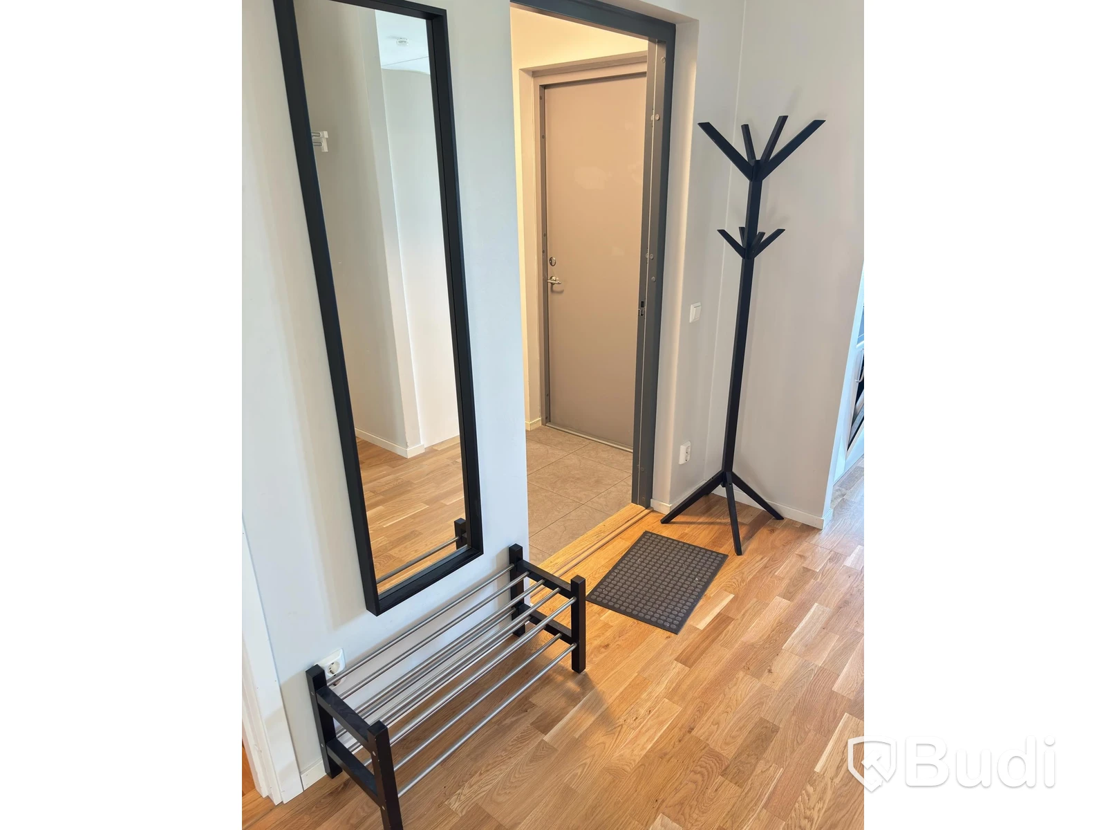 Contents of a fully furnished three-room apartment - see all photos for full contents