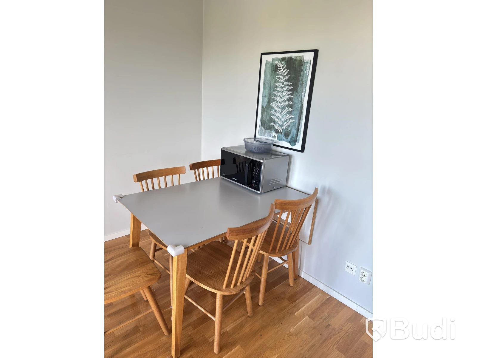 Contents of a fully furnished three-room apartment - see all photos for full contents