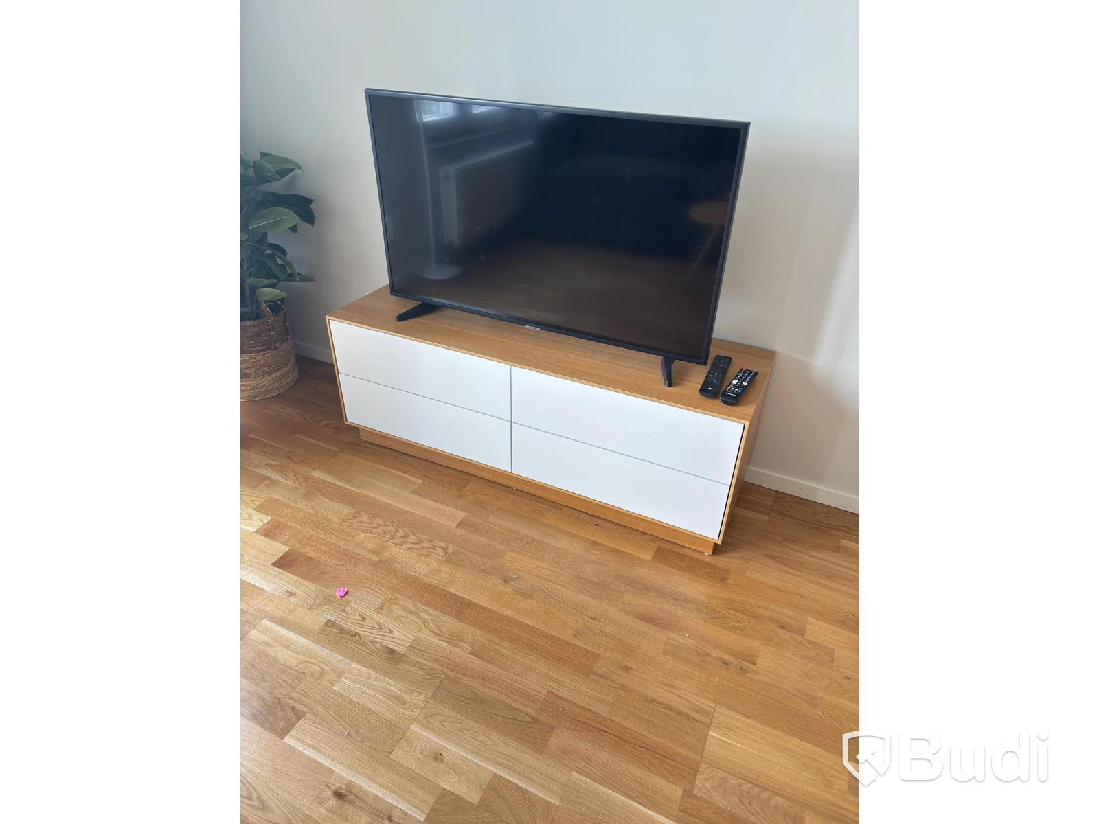 Contents of a fully furnished three-room apartment - see all photos for full contents