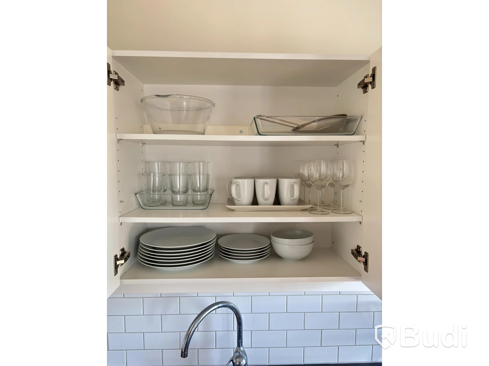 Contents of a fully furnished three-room apartment - see all photos for full contents
