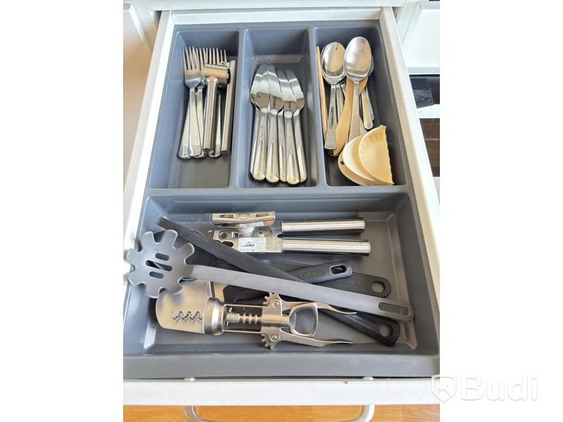 Contents of a fully furnished three-room apartment - see all photos for full contents