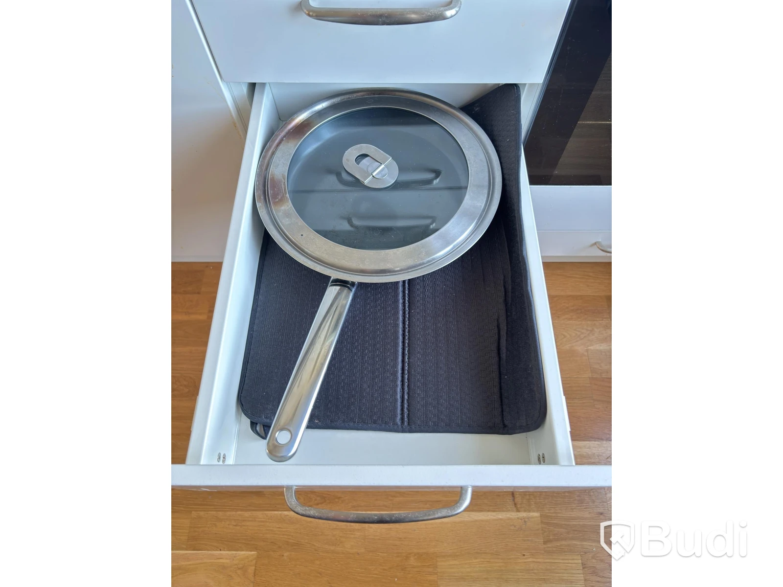 Contents of a fully furnished three-room apartment - see all photos for full contents