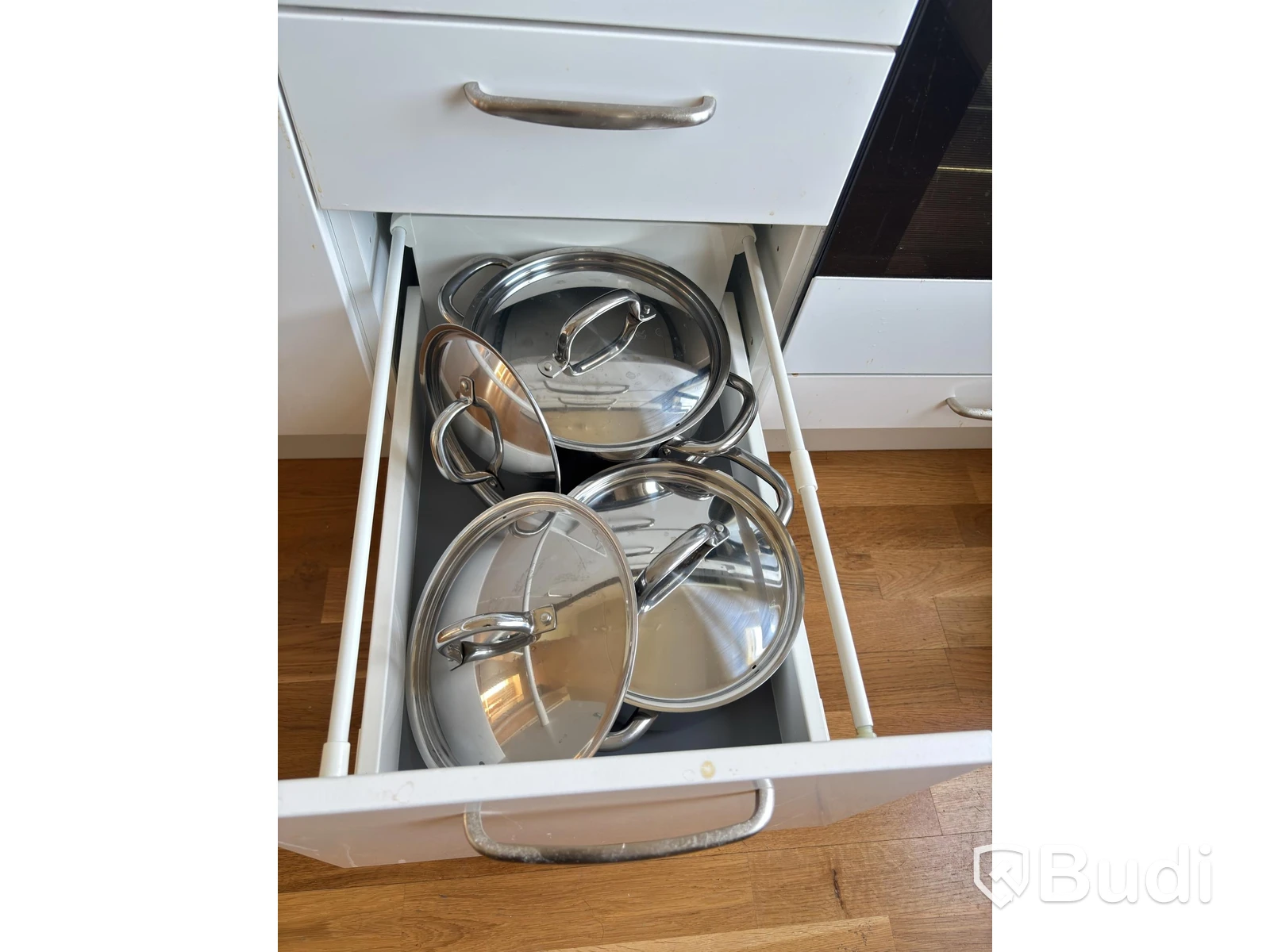 Contents of a fully furnished three-room apartment - see all photos for full contents