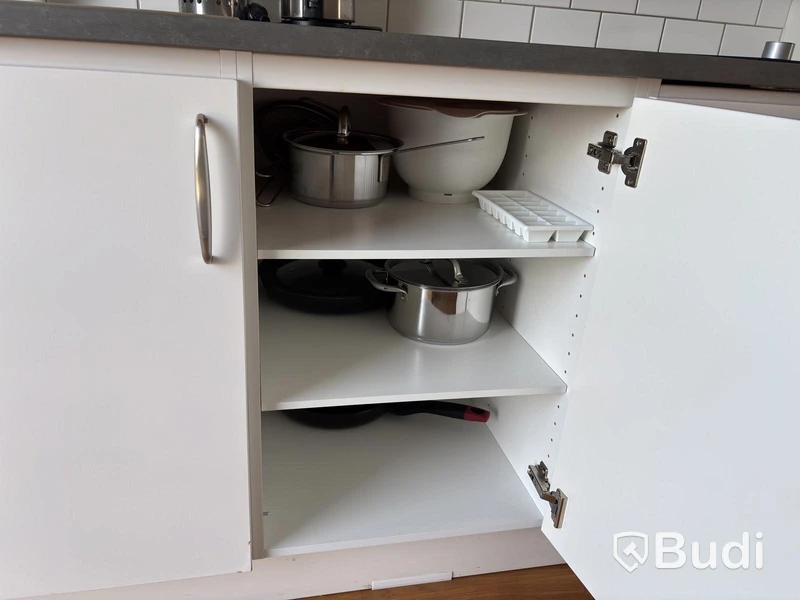 Inventarier till fullt möblerad enrummare - se alla bilder för komplett innehåll
