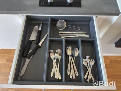 Inventarier till fullt möblerad enrummare - se alla bilder för komplett innehåll