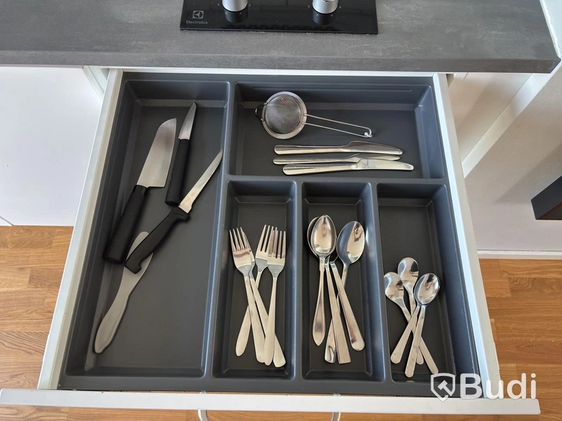Inventarier till fullt möblerad enrummare - se alla bilder för komplett innehåll