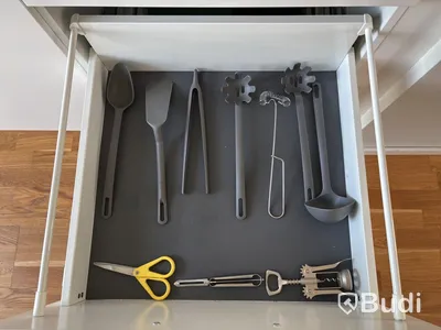 Inventarier till fullt möblerad enrummare - se alla bilder för komplett innehåll