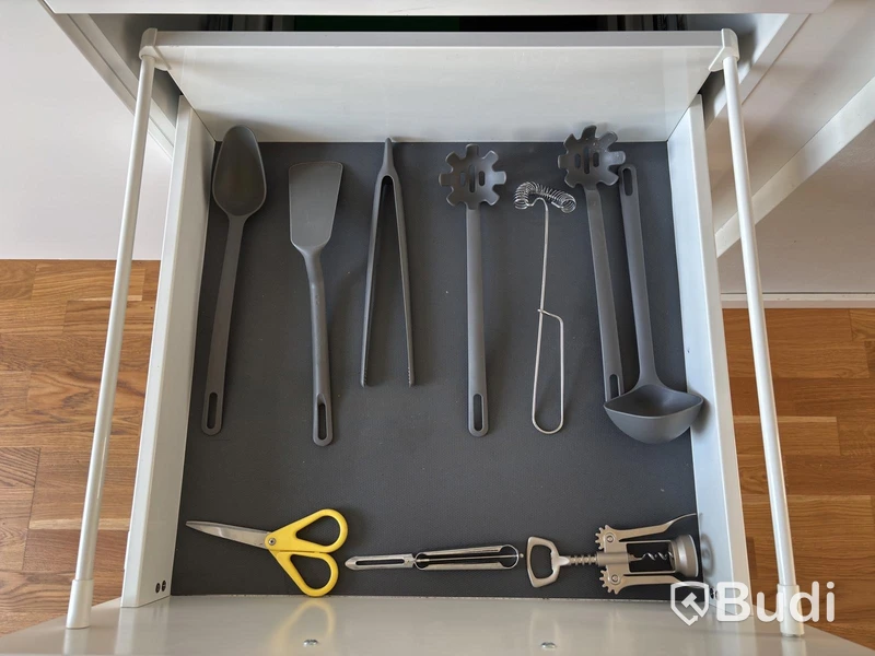 Inventarier till fullt möblerad enrummare - se alla bilder för komplett innehåll