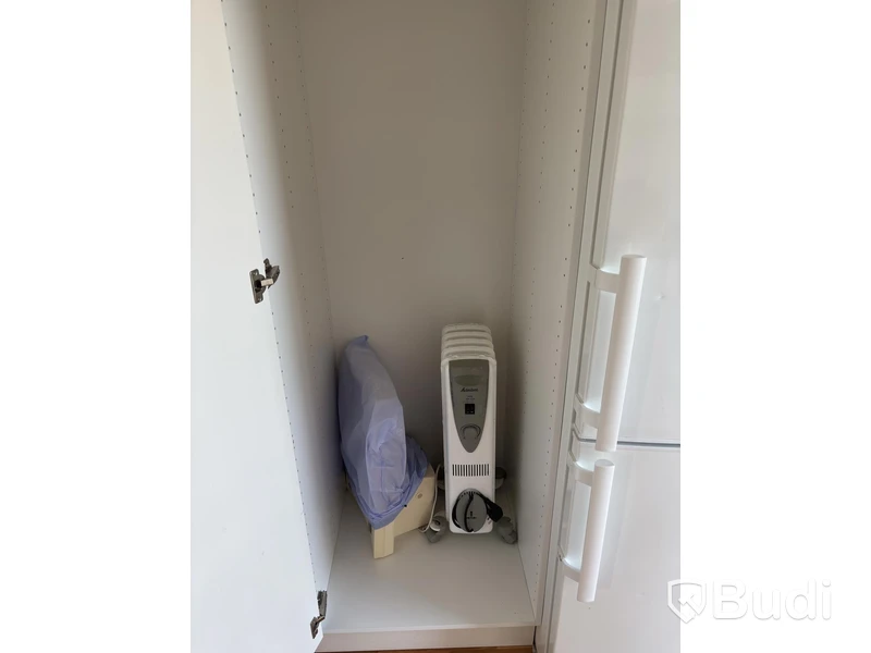 Inventarier till fullt möblerad enrummare - se alla bilder för komplett innehåll