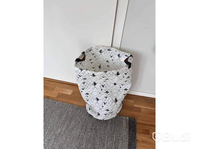 Inventarier till fullt möblerad enrummare - se alla bilder för komplett innehåll