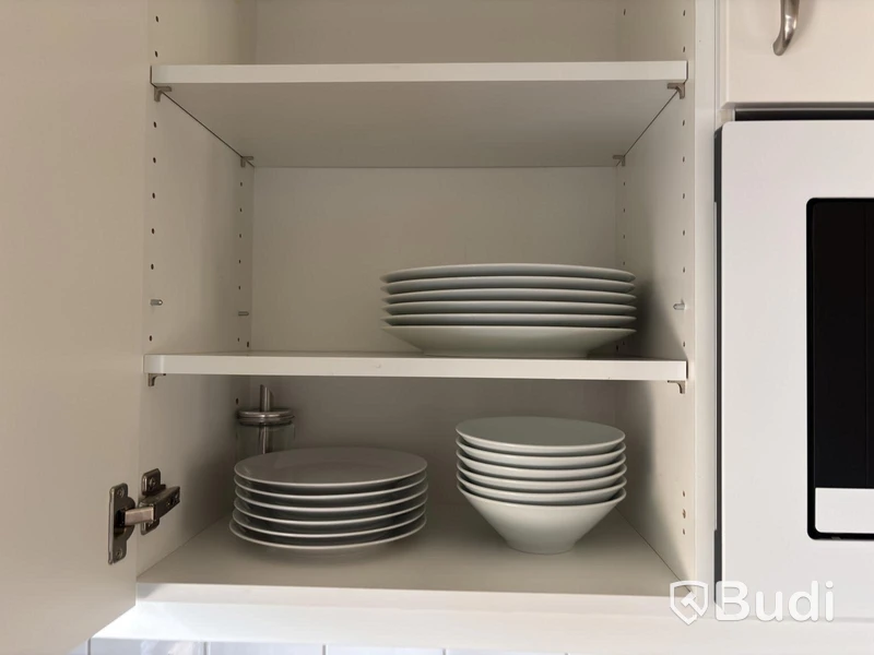 Inventarier till fullt möblerad enrummare - se alla bilder för komplett innehåll