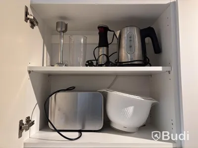 Inventarier till fullt möblerad enrummare - se alla bilder för komplett innehåll