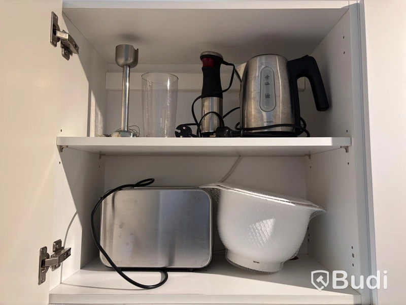 Inventarier till fullt möblerad enrummare - se alla bilder för komplett innehåll