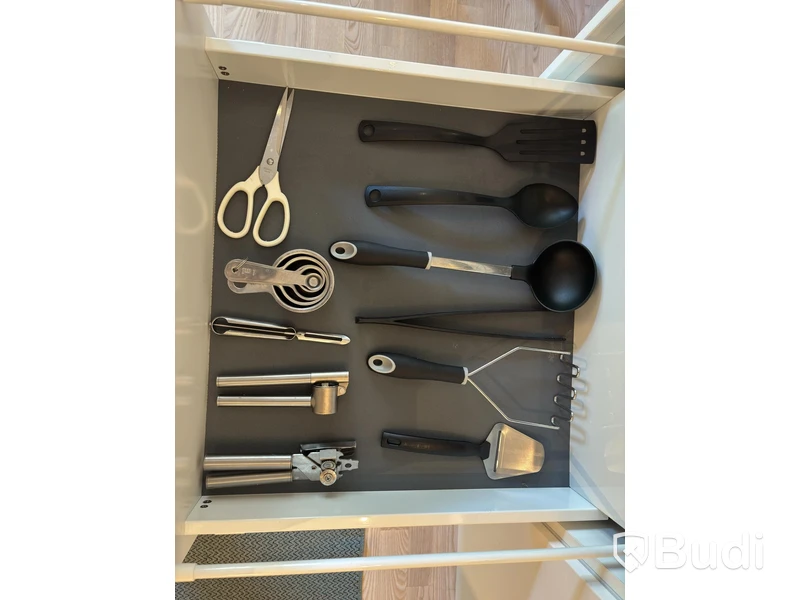 Inventarier till fullt möblerad enrummare - se alla bilder för komplett innehåll