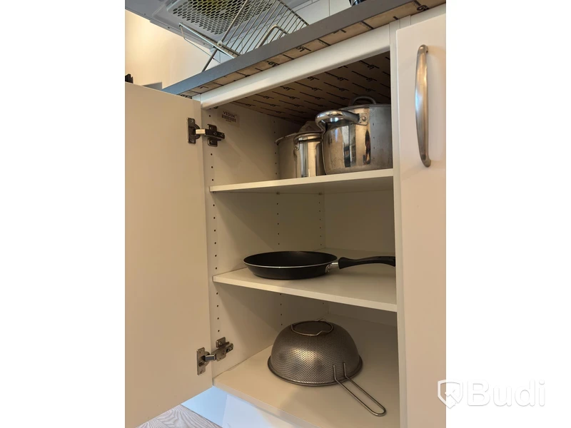 Inventarier till fullt möblerad enrummare - se alla bilder för komplett innehåll