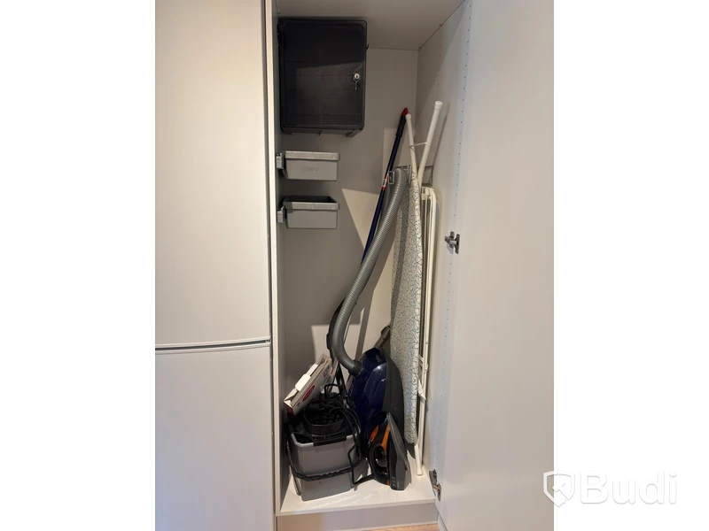 Inventarier till fullt möblerad enrummare - se alla bilder för komplett innehåll