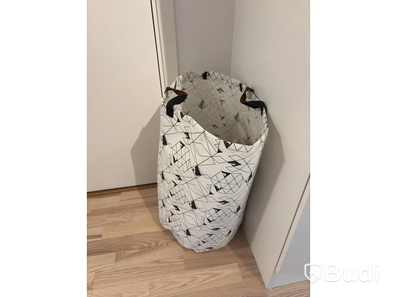 Inventarier till fullt möblerad enrummare - se alla bilder för komplett innehåll
