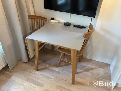 Inventarier till fullt möblerad enrummare - se alla bilder för komplett innehåll