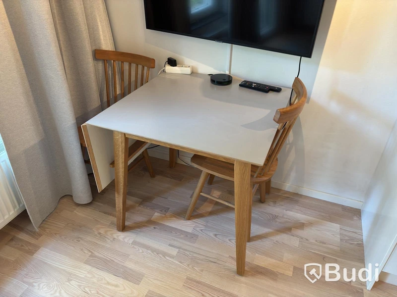 Inventarier till fullt möblerad enrummare - se alla bilder för komplett innehåll