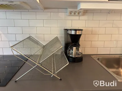 Inventarier till fullt möblerad enrummare - se alla bilder för komplett innehåll