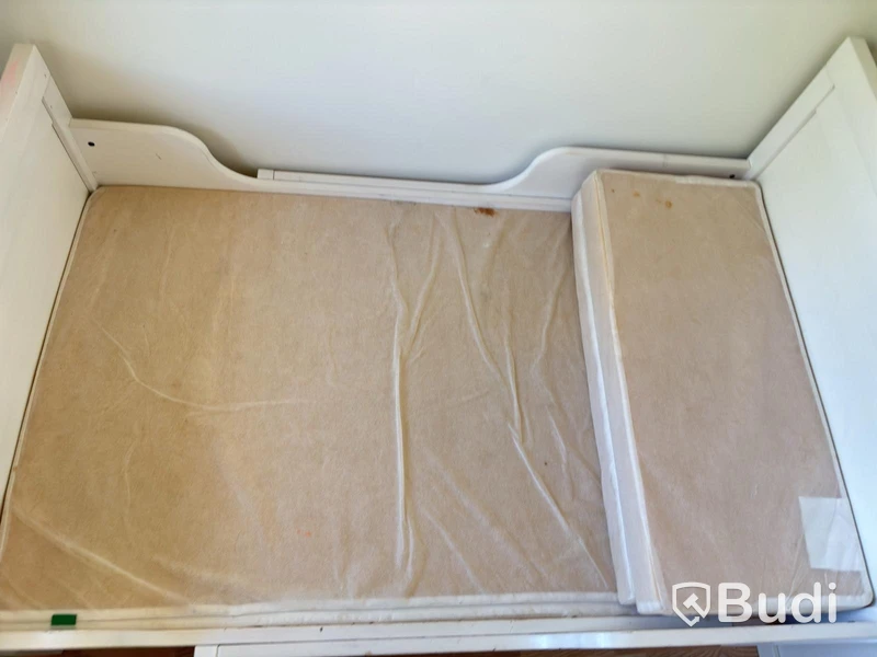 Contents of a fully furnished four-room apartment - see all images for complete contents
