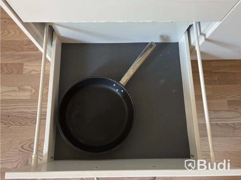 Inventarier till fullt möblerad enrummare - se alla bilder för komplett innehåll