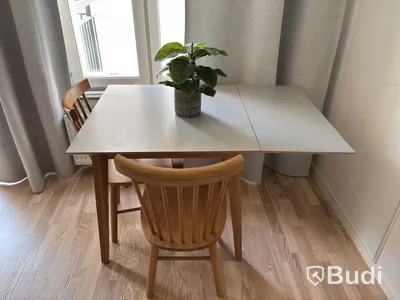 Inventarier till fullt möblerad enrummare - se alla bilder för komplett innehåll