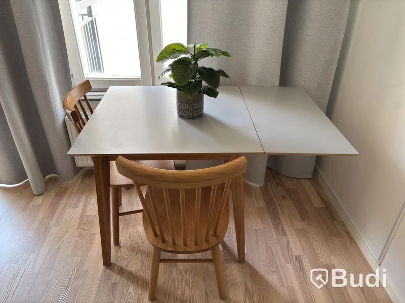 Inventarier till fullt möblerad enrummare - se alla bilder för komplett innehåll
