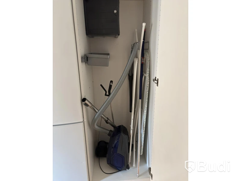 Inventarier till fullt möblerad enrummare - se alla bilder för komplett innehåll