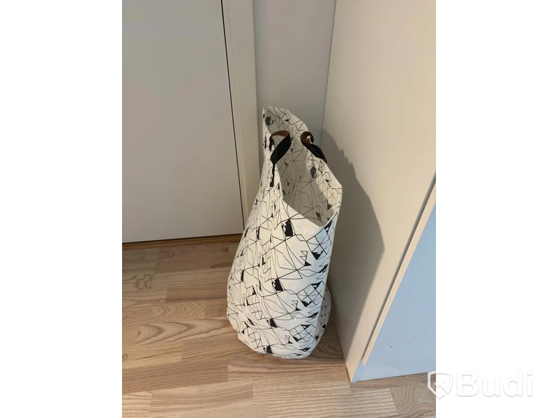 Inventarier till fullt möblerad enrummare - se alla bilder för komplett innehåll