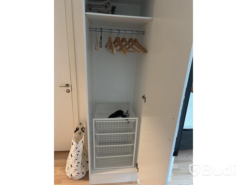 Inventarier till fullt möblerad enrummare - se alla bilder för komplett innehåll