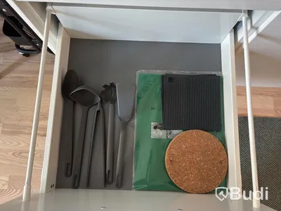 Inventarier till fullt möblerad enrummare - se alla bilder för komplett innehåll