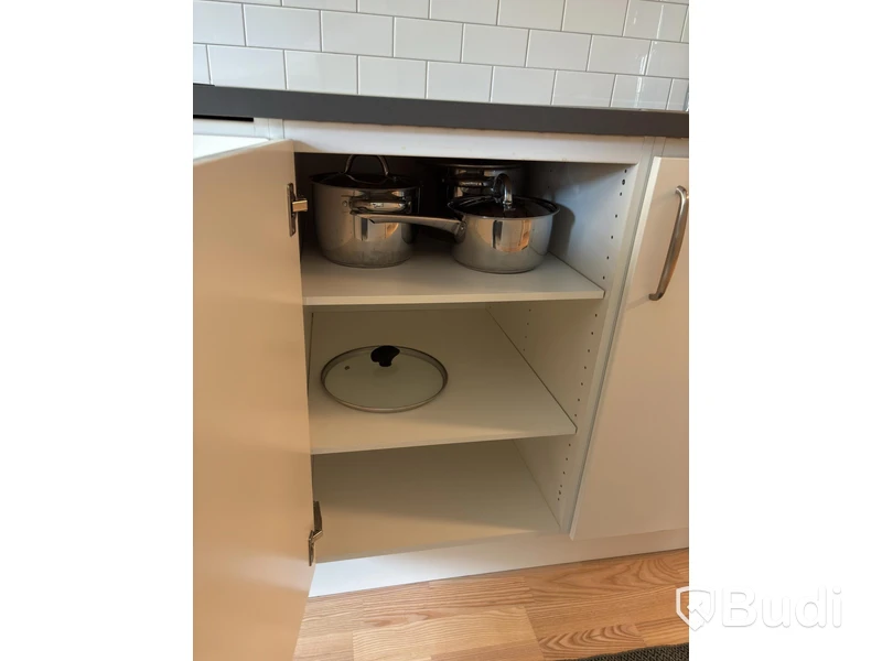 Inventarier till fullt möblerad enrummare - se alla bilder för komplett innehåll