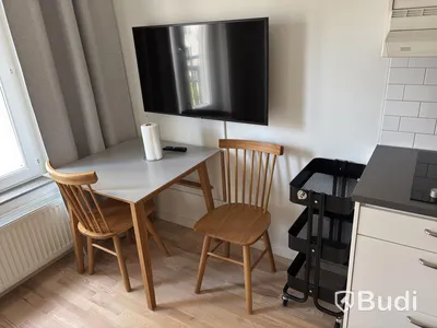 Inventarier till fullt möblerad enrummare - se alla bilder för komplett innehåll