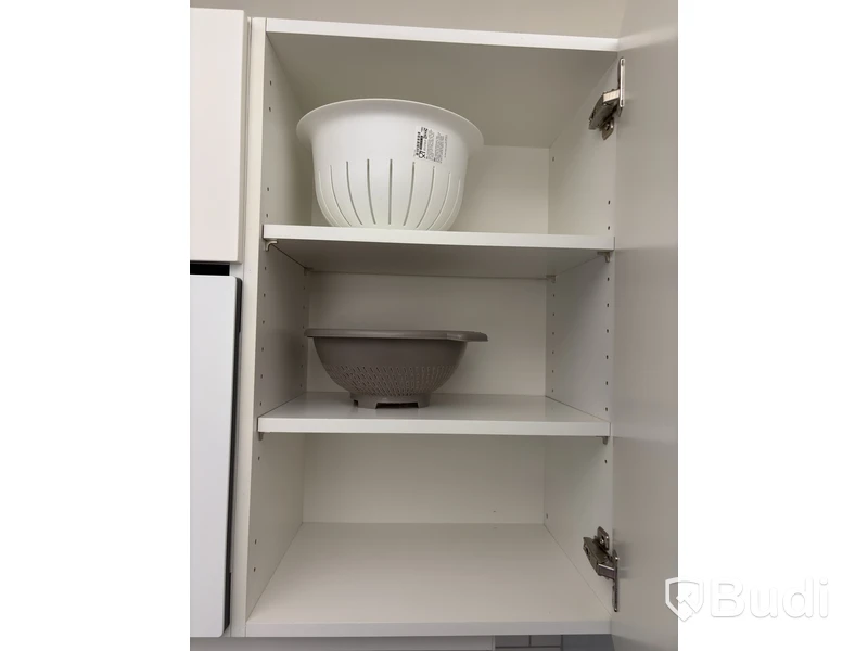 Inventarier till fullt möblerad enrummare - se alla bilder för komplett innehåll