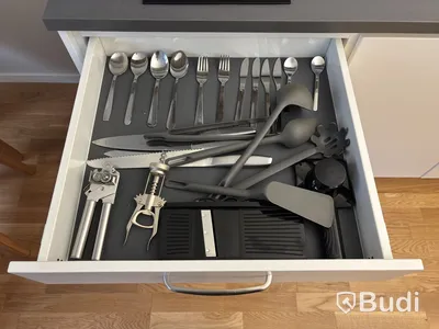 Inventarier till fullt möblerad enrummare - se alla bilder för komplett innehåll
