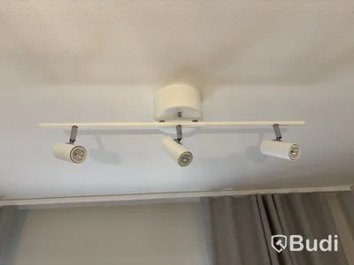 Inventarier till fullt möblerad enrummare - se alla bilder för komplett innehåll