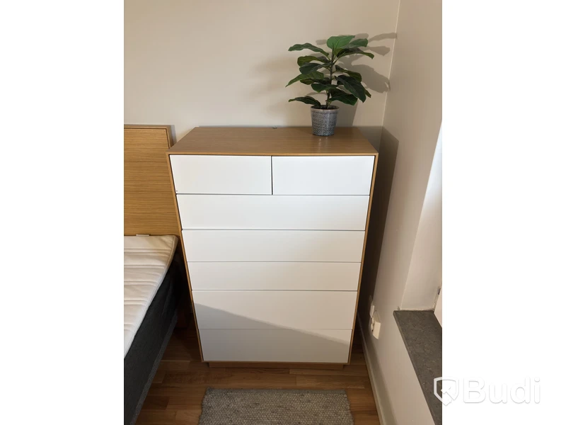 Inventarier till fullt möblerad enrummare - se alla bilder för komplett innehåll