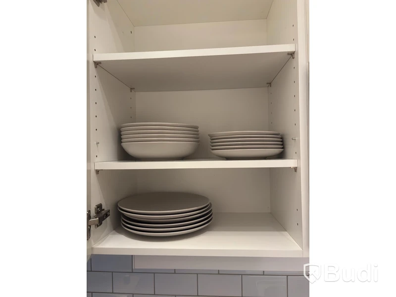 Inventarier till fullt möblerad enrummare - se alla bilder för komplett innehåll