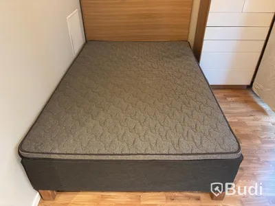 Inventarier till fullt möblerad enrummare - se alla bilder för komplett innehåll