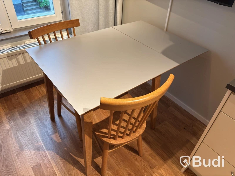 Inventarier till fullt möblerad enrummare - se alla bilder för komplett innehåll