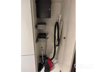 Inventarier till fullt möblerad enrummare - se alla bilder för komplett innehåll