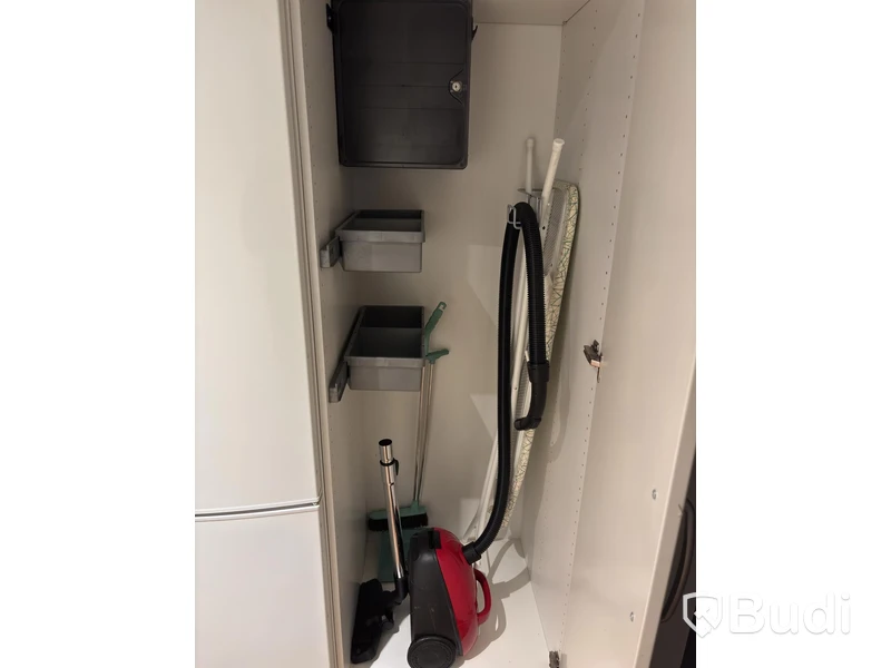 Inventarier till fullt möblerad enrummare - se alla bilder för komplett innehåll