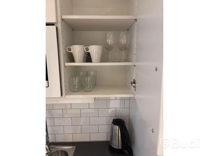 Inventarier till fullt möblerad enrummare - se alla bilder för komplett innehåll