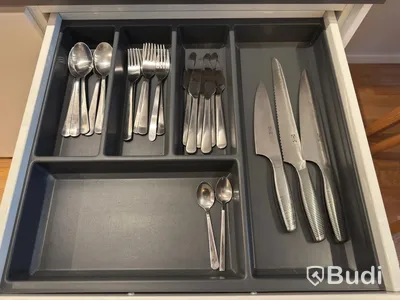 Inventarier till fullt möblerad enrummare - se alla bilder för komplett innehåll