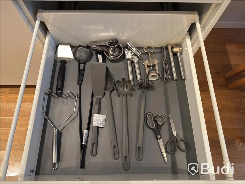 Inventarier till fullt möblerad enrummare - se alla bilder för komplett innehåll