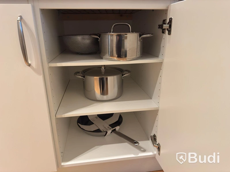 Inventarier till fullt möblerad enrummare - se alla bilder för komplett innehåll