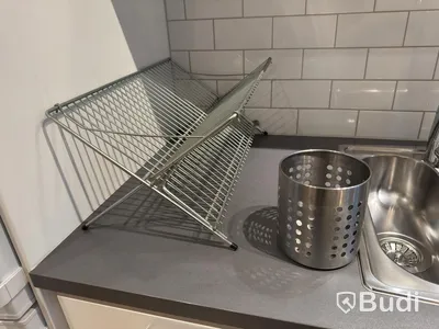 Inventarier till fullt möblerad enrummare - se alla bilder för komplett innehåll